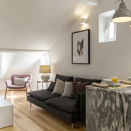 Apartment The Romantic Nest - The Perfect Getaway At Downtown, 6th-floor No Lift Lisbon