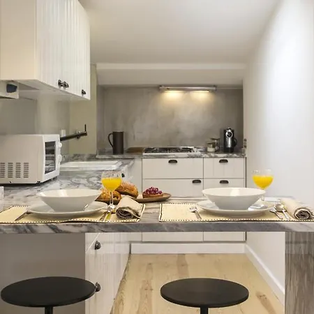 The Romantic Nest - The Perfect Getaway At Downtown, 6th-floor No Lift Apartment *